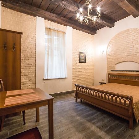 Apartment On Valova 16-2- 2 Minutes To Market Square Лвив Екстериор снимка
