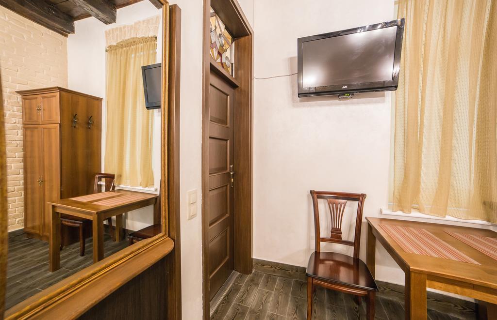 Apartment On Valova 16-2- 2 Minutes To Market Square Лвив Екстериор снимка